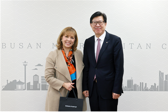 박형준 부산시장과 재키 헤르난데스 플러그앤플레이 부사장 접견사진. 부산시 제공