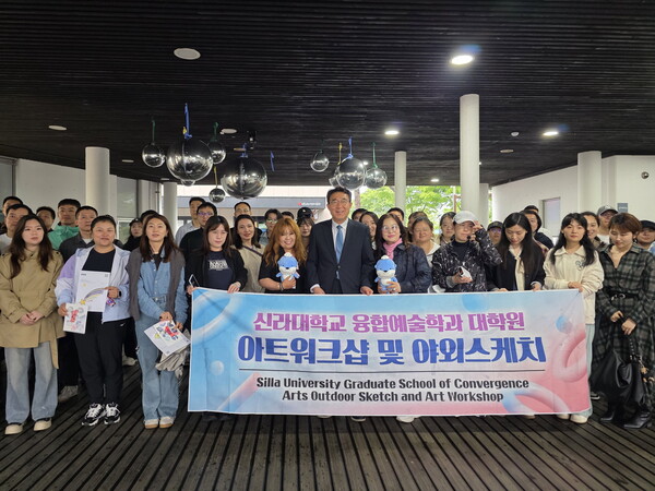 진주를 방문한 신라대학교 융합예술학과 중국인 유학생들이 아트워크숍 및 야외스케치 행사 후 기념촬영을 하고 있다. 진주시 제공