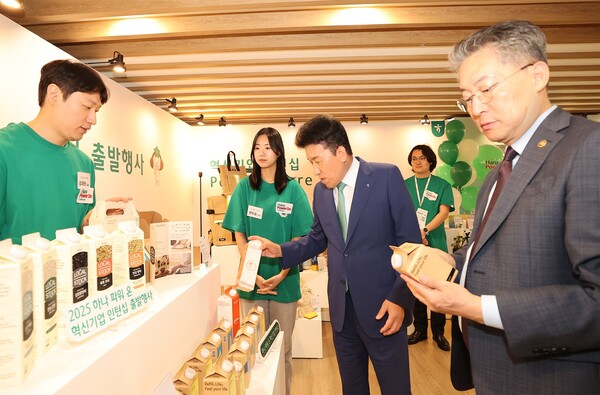 행사장에 마련된 사회혁신기업 전시 부스를 방문하며 참가 기업 소개와 제품에 대한 설명을 듣고 있는 함영주 하나금융그룹 회장(가운데)과 김민석 고용노동부 차관(오른쪽). 하나금융 제공.