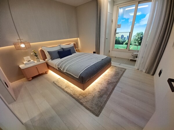 대우건설·현대엔지니어링 컨소시엄이 서울특별시 구로구 고척동 148-1번지 일원에 공급하는 ‘고척 푸르지오 힐스테이트’ 59㎡B형의 침실. 김태현 기자