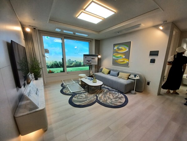 대우건설·현대엔지니어링 컨소시엄이 서울특별시 구로구 고척동 148-1번지 일원에 공급하는 ‘고척 푸르지오 힐스테이트’ 59㎡B형의 거실. 김태현 기자