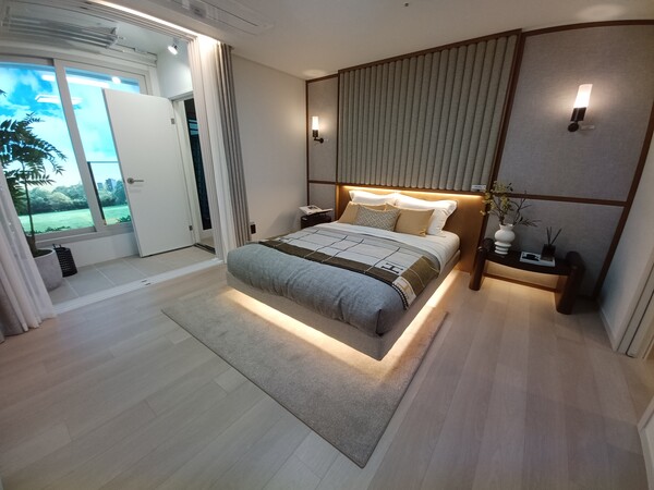 대우건설·현대엔지니어링 컨소시엄이 서울특별시 구로구 고척동 148-1번지 일원에 공급하는 ‘고척 푸르지오 힐스테이트’ 84㎡A형의 침실. 김태현 기자