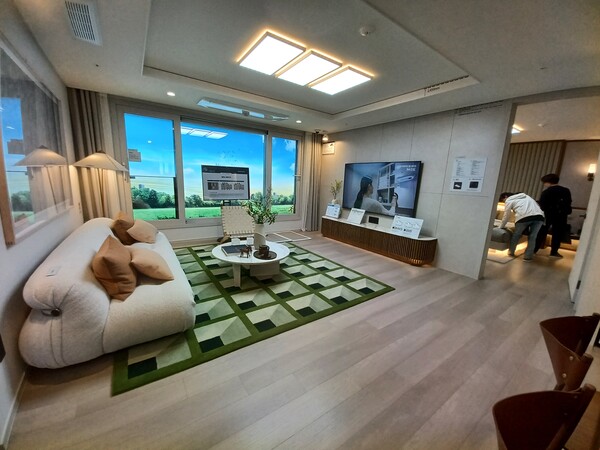 대우건설·현대엔지니어링 컨소시엄이 서울특별시 구로구 고척동 148-1번지 일원에 공급하는 ‘고척 푸르지오 힐스테이트’ 84㎡A형의 거실. 김태현 기자