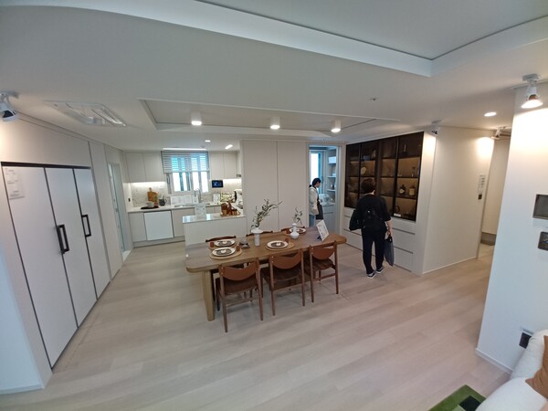 대우건설·현대엔지니어링 컨소시엄이 서울특별시 구로구 고척동 148-1번지 일원에 공급하는 ‘고척 푸르지오 힐스테이트’ 84㎡A형의 다이닝룸. 김태현 기자