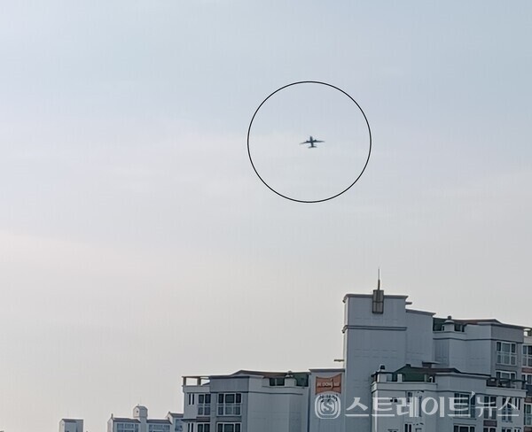 김포공항에서 이륙해 ‘고척 푸르지오 힐스테이트’와 이웃한 ‘벽산 베스트 블루밍’ 단지 상공을 통과하는 여객기. 김태현 기자
