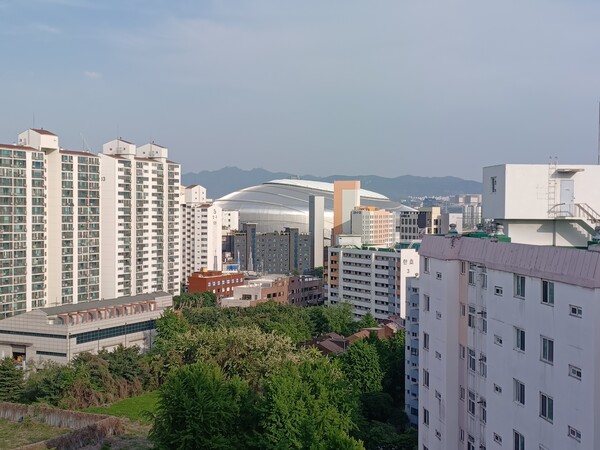 ‘고척 푸르지오 힐스테이트’ 맞은편 ‘서울 가든 아파트’ 단지에서 바라본 고척 스카이돔. 스카이돔 뒤편 안양천변을 따라 많은 시민들이 이용하는 산책로와 체육공원, 자전거 전용도로가 있다. 청약홈은 19일 실시한 이 단지 특별공급에서 5.39 대 1의 평균 경쟁률을 기록했다고 밝혔다. 김태현 기자