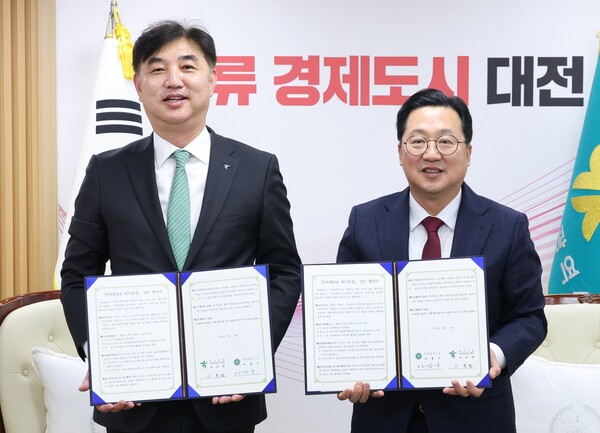 19일 이장우 시장이 하나은행과 협력해 대전시 영유아를 위한 꿈씨패밀리 하나통장 출시 협약 후 기념 촬영을 하고 있다. 왼쪽부터 이동열 하나은행 충청영업그룹 부행장, 이장우 대전시장. 대전시 제공.