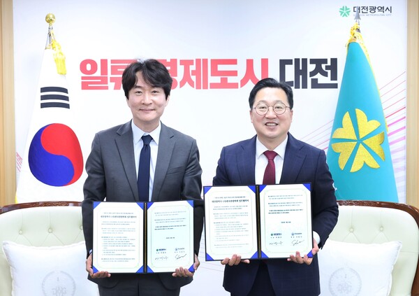 20일 이장우 시장이 한국관광학회와 업무협약(MOU)을 체결 후 기념 촬영을 하고 있다. 왼쪽부터 서원석 한국관광학회 회장, 이장우 대전시장. 대전시 제공.