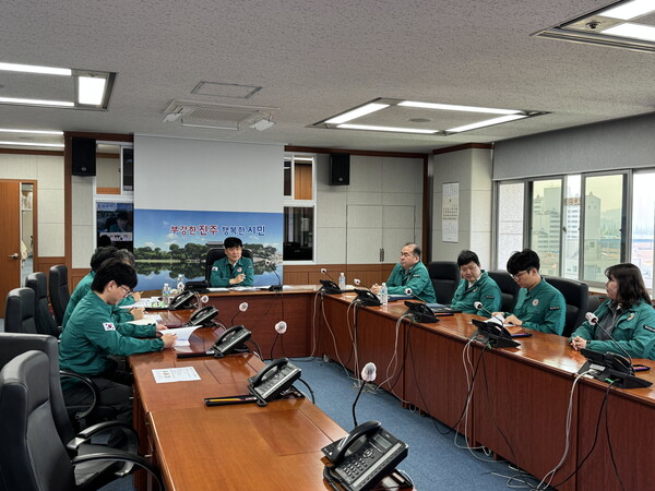 진주시가 ‘2025년 산사태 예방 종합대책’ 수립에 따른 산사태대책상황실 운영 계획을 점검하고 있다. 진주시 제공