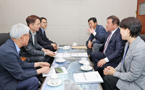 이승화 산청군수(오른쪽 가운데)가 지난 19일 정부세종청사에서 이병화 환경부 차관(왼쪽 가운데)과 면담을 갖고 산청군 주요 국비사업에 대한 지원을 요청하고 있다. 산청군 제공