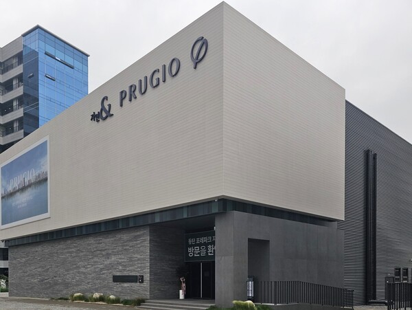 GH와 대우건설이 경기도 화성시 산척동 749번지 일원에 공급하는 ‘동탄 포레파크 자연앤 푸르지오’의 견본주택. 청약홈은 20일 실시한 이 단지 일반공급 1순위 청약 결과, 민영 75.13 대 1, 국민 60.69 대 1의 경쟁률을 기록했다고 밝혔다. 이준혁 기자