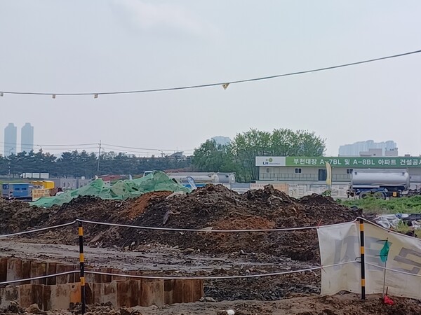 한국토지주택공사(LH)와 ㈜흥화 컨소시엄이 경기도 부천시 오정구 부천대장 A7블록(원종동 91-1)과 A8블록(봉오대로 405)에 공급하는 ‘부천대장 A7·A8블록’의 건설현장 내부. 터파기 공사와 정지작업이 한창이다. 김태현 기자