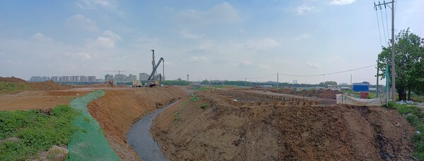 한국토지주택공사(LH)와 ㈜흥화 컨소시엄이 경기도 부천시 오정구 부천대장 A7블록(원종동 91-1)과 A8블록(봉오대로 405)에 공급하는 ‘부천대장 A7·A8블록’의 건설현장 내부, 단지 서측 경계를 따라 흐르는 여월천 정비작업 현장. 김태현 기자