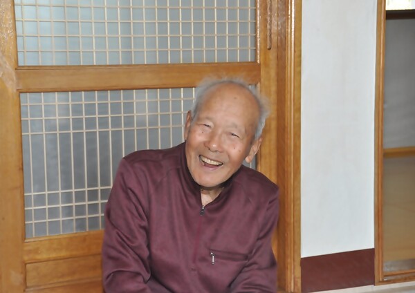92세 정순일 옹, 평범하게 살아온 인생이 가장 큰 행복이었다고 말하며 웃고 있습니다. 권력이나 명예보다 일상의 소중함을 강조하는 그의 말에 세월의 깊이가 묻어납니다.       김태양 기자