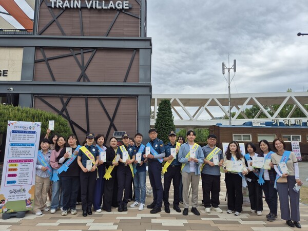 곡성세계장미축제에서 곡성군청 직원들과 유관기관 직원들이 드림스타트 사업을 홍보하고 기념촬영을 하고 있다..사진/곡성군