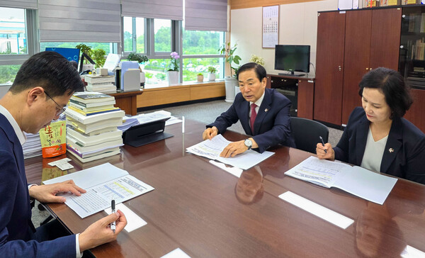 성낙인 창녕군수(사진 가운데)가 22일 농림부 농업혁신정책실을 방문해 외국인 계절근로자 수급 방안을 건의하고 있다. ⓒ창녕군