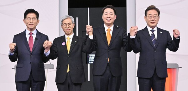 이재명 더불어민주당, 김문수 국민의힘, 이준석 개혁신당 세 후보는 각기 다른 정치 성향과 국가 운영 철학을 바탕으로 경제 성장을 견인할 전략을 제시하고 있다. 사진은 지난 18일 서울 마포구 상암동 SBS 프리즘센터 스튜디오에서 열린 TV토론 시작에 앞서 기념촬영을 하고 있는 대선후보 4명(왼쪽부터 국민의힘 김문수·민주노동당 권영국·개혁신당 이준석·더불어민주당 이재명 후보). 국회사진기자단