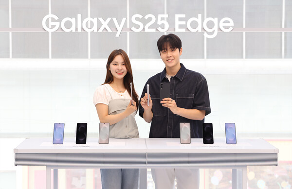 '삼성 강남'에서 '갤럭시 S25 엣지'를 소개하고 있는 모습. 삼성전자 제공