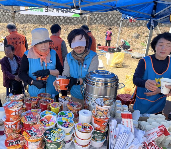 사발면과 커피로 몸과 마음을 녹이며 현장 지원에 나선 농협 가족들. 농협 제공.