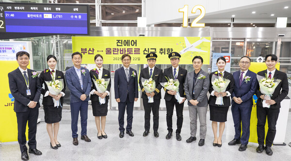 진에어 부산-울란바토르 취항식에서 박병률 대표이사(왼쪽 다섯번째)와 임직원들이 기념 촬영을 하고 있다. 진에어 제공