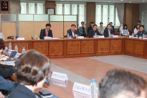 산청군청 대회의실에서 열린 제25회 산청한방약초축제 착수보고회에서 이승화 군수(왼쪽에서 두 번째)가 발언하고 있다. ⓒ산청군