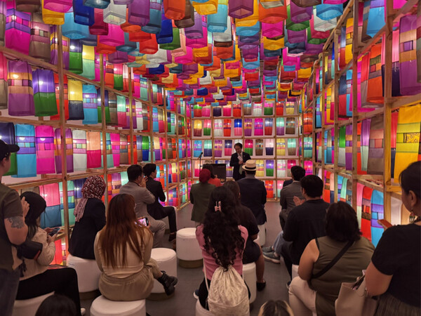 진주시와 주필리핀 한국문화원이 공동 주최한 '한국의 빛, 진주실크등' 전시 개막식이 23일(현지시간) 필리핀 마닐라 한국문화원에서 열렸다. ⓒ진주시