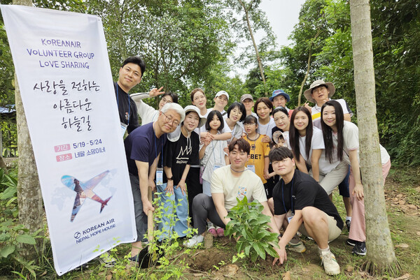 봉사활동에 참여한 대한항공 임직원과 가족들이 기념 촬영하는 모습. 대한항공 제공