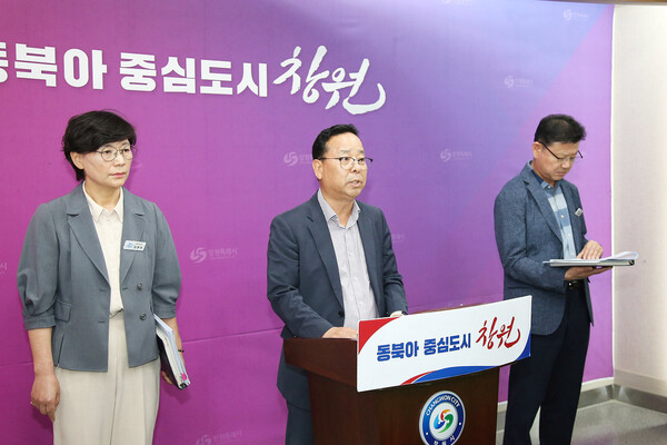 이종근 창원시 교통건설국장이 27일 시청 기자실에서 시내버스 노조 파업에 대비해 시민의 안전한 이동권을 지키기 위해 최선을 다하겠다고 밝혔다. 