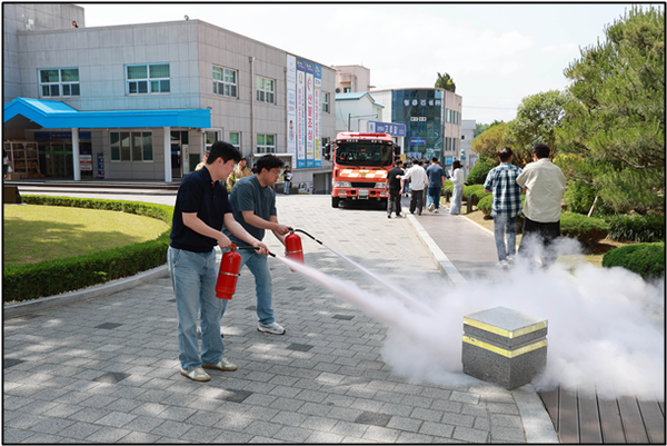 화순군은 지난 22일 화순군청 광장에서 화순소방서와 합동으로 화재 발생 초동대응 훈련을 진행했다.사진/화순군