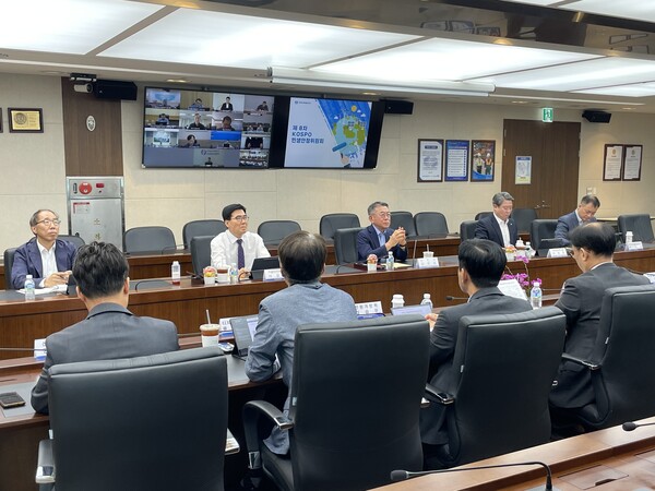 한국남부발전 김준동 사장(왼쪽에서 다섯 번째)이 민생안정위원회를 주관하고 있다.
