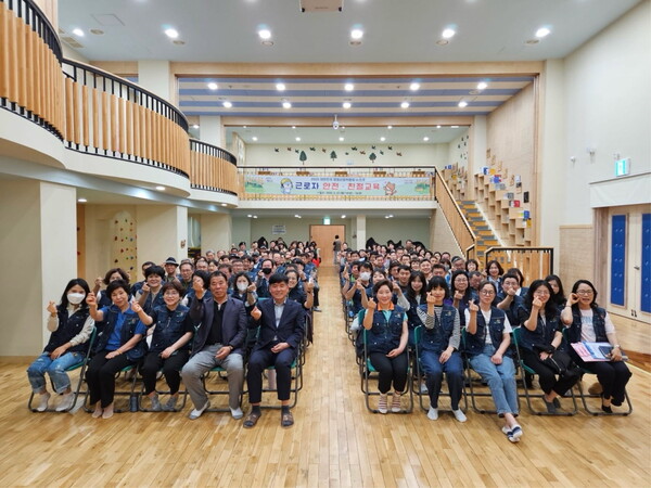 진주시가 27일 월아산 숲속의 진주 목재문화체험장 달음홀에서 ‘2025 대한민국 정원산업박람회’의 성공적 개최를 위한 자원봉사자 및 근무자 대상 친절·안전교육을 실시하고 기념촬영을 하고 있다. ⓒ진주시