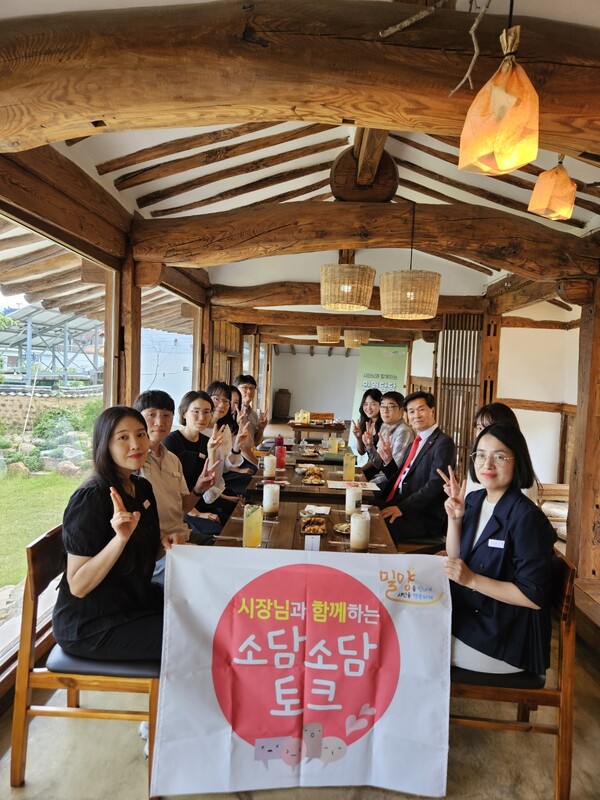 안병구 밀양시장(오른쪽 세 번째)이 27일 복합문화공간 볕뉘에서 민원 담당 공무원들이과 소담소담 토크를 진행하고 있다. ⓒ밀양시