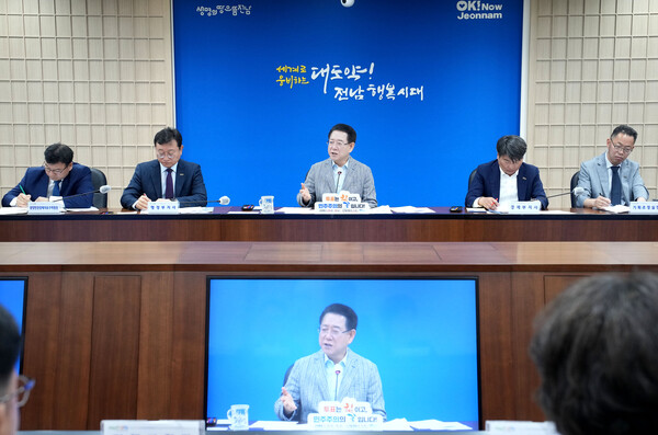 김영록 전라남도지사가 27일 오전 도청 서재필실에서 실국장 정책회의를 주재하고 있다.사진/전남도