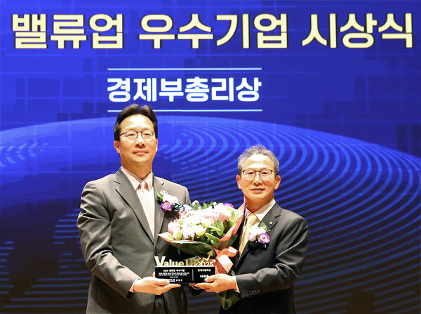 27일 밸류업 우수기업 시상식에서 양종희 KB금융그룹 회장(오른쪽)과 윤인대 기획재정부 차관보. KB금융 제공.