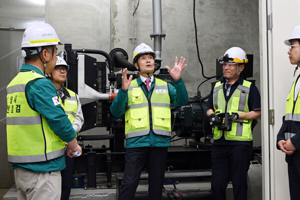 안병구 밀양시장(가운데)이 28일 네이처에코리움을 찾아 다중이용시설 합동 안전점검을 실시하고 있다. ⓒ밀양시