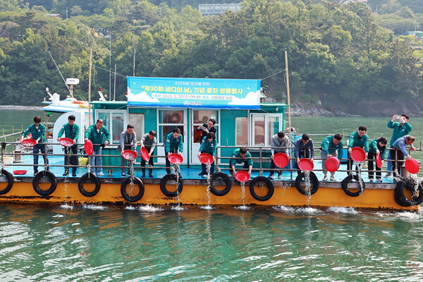 사천시가 제30회 바다의 날을 맞아 28일 산분령항에서 볼락 종자 방류 행사를 진행하고 있다. ⓒ사천시