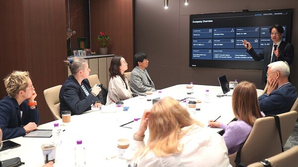 안랩이 판교 사옥에 폴란드 경제개발기술부 대표단을 초청해 디지털 전환 대응 사이버보안 전략과 사례를 소개했다. 안랩 제공