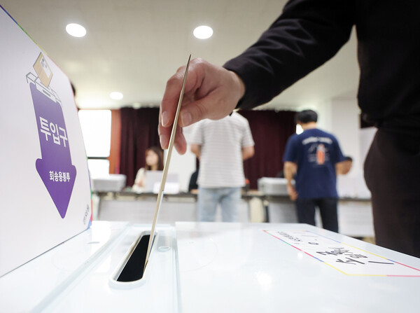 21대 대통령선거 사전투표 첫날인 29일 서울 중구 소공동주민센터 사전투표소에서 한 유권자가 투표함에 투표용지를 넣고 있다. (사진=연합뉴스)