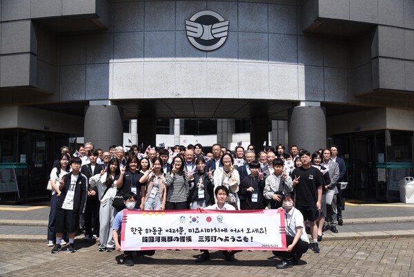 하동군 청소년 문화교류단이 28일 일본 사이타마현 미요시정을 방문해 현지 관계자 및 학생들과 함께 기념촬영을 하고 있다. ⓒ하동군