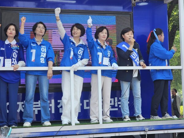 29일 서영교 의원은 추미애, 한정애, 임미애, 박은정 국회의원과 김기현 위원장과 함께 영남대 앞에서 집중유세에 나섰다. 서영교 의원실 제공