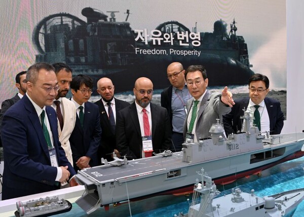 유상철 대표가 MADEX 2025에서 주요 국가 사절단을 대상으로 설명을 하고 있다. HJ중공업 제공