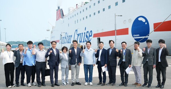 김영록 지사가 30일 여수엑스포여객선터미널에서 출항하는 ‘전남 섬 밤바다 크루즈’에서 관계자와 기념촬영을 하고 있다.사진/전남도