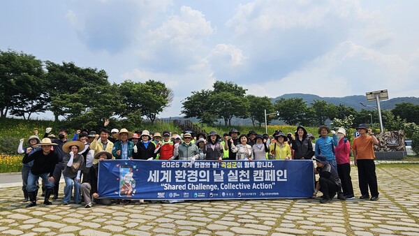 곡성군이 섬진강 침실습지 일원에서 플로깅 행사를 진행했다.사진/곡성군