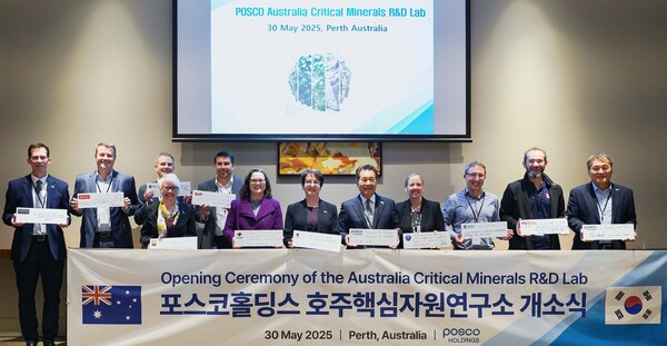 (왼쪽부터)브라이언 맥도날드 핸콕 테크니컬 마켓팅 담당임원, 윌 밀스티드 리오틴토 CFO, 존 스태닝 PLS 개발총괄, 조 엘핑 황 커틴대학교 교수, 벤 엘리스 BHP 지속가능성 담당임원, 미리암 스탠보로우 서호주광물자원연구소(MRIWA) 이사회 의장, 페이 두다 주호주 명예영사, 장인화 포스코그룹 회장, 루이스 피셔 호주연방과학산업연구기구(CSIRO) 광물자원부문 디렉터, 마르코 피오렌티니 서호주대학교 교수, 알렉스 니콜로스키 머독대학교 교수, 김기수 포스코홀딩스 미래기술연구원장이 개소식에 참여하고 기념촬영을 하고 있다. 표스코그룹 제공
