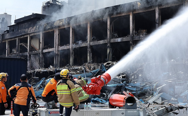 금호타이어 광주공장 화재 발생 이틀째인 지난 18일 소방대원들이 물줄기를 쏘며 진화 작업을 벌이고 있는 모습. 연합뉴스
