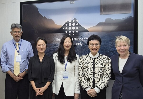 신한금융지주회사 윤재원 이사회 의장이 지난달 27일부터 사흘간 홍콩, 싱가포르를 방문해 현지 주요 투자자들을 대상으로 한 IR(투자설명회)을 성공적으로 마쳤다. (사진 왼쪽부터)27일 홍콩에서  만난 아마르 길 ACGA 사무총장, 박유경 APG자산운용 EM주식부문장, 윤재원 신한지주 이사회 의장, 카 시 리우 홍콩신탁이사회협회장, 프루 베넷 브런즈윅그룹 파트너. 신한금융지주 제공.