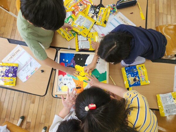 학생들이 학교로 찾아가는 거점형 늘봄센터 문화예술 프로그램에 참여하고 있다. 대전교육청 제공.