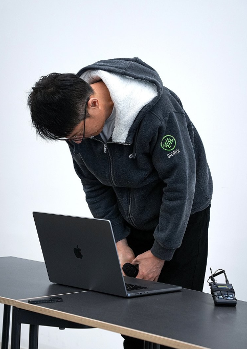 김석환 위믹스 재단 (WEMIX PTE. LTD.) 대표가 지난달 3일 경기 성남시 테크1타워에서 긴급 기자 간담회를 열고 투자자들에게 고개를 숙여 사과하고 있다. 연합뉴스