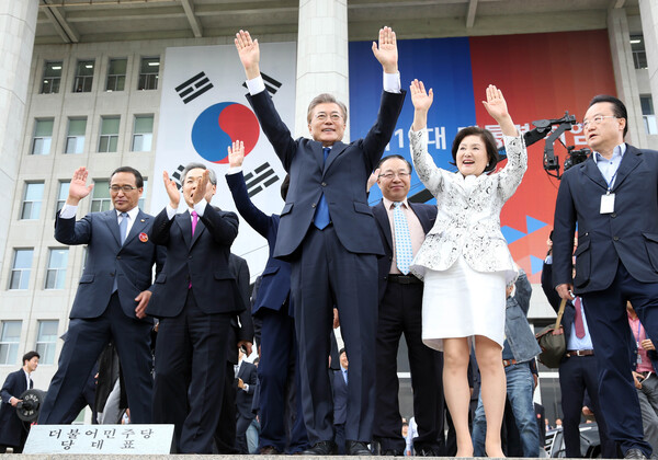 2017년 5월 10일 제19대 대통령에 당선된 문재인 대통령 부부가 국회에서 취임식을 마친후 시민들에게 인사하고 있다. 대통령기록관 제공 