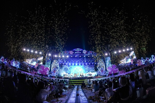 2025 위버스콘 페스티벌 위버스파크 나이트 전경. 하이브 제공